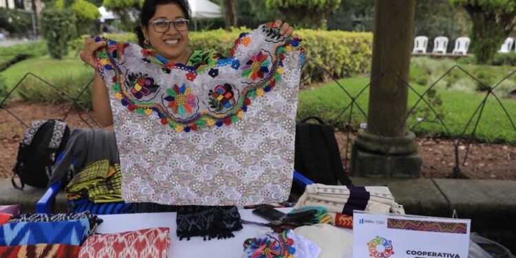 Invitan a guatemaltecos a participar en Paseo Artesanal