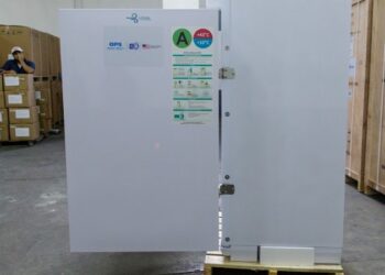 Donan cien congeladores para el resguardo de biológicos del esquema general