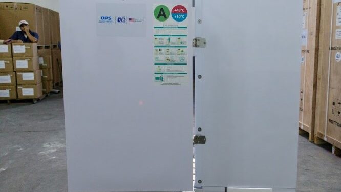 Donan cien congeladores para el resguardo de biológicos del esquema general