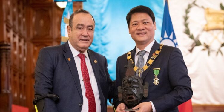 Presidente entrega Orden del Quetzal en Grado de Gran Collar a Li-Cheng Cheng, embajador de la República China (Taiwán)