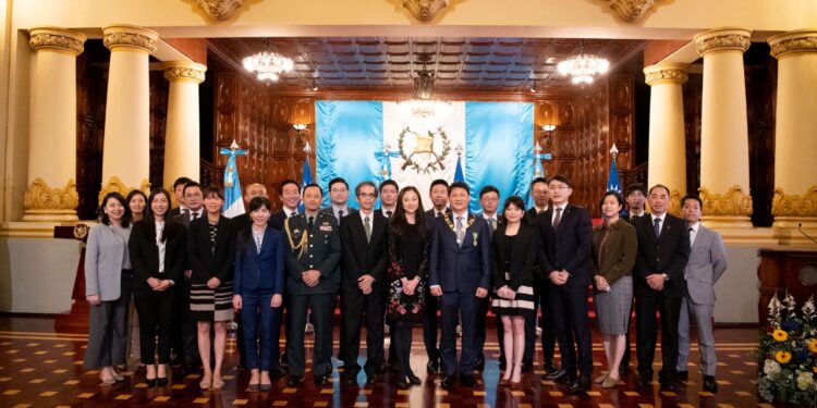 Reconocen labor del embajador de China (Taiwán) Li-Cheng Cheng