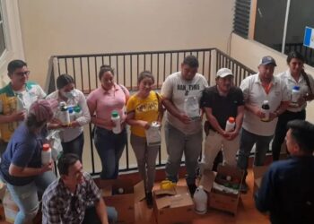 Pobladores de El Progreso reciben plaguicidas. /Foto: MARN