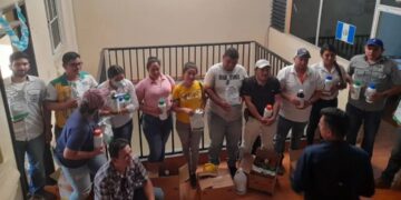 Pobladores de El Progreso reciben plaguicidas. /Foto: MARN