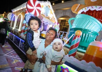 Guatemaltecos asisten al Festival Navideño Paseo de la Sexta 2022. /Foto: Muni Guate