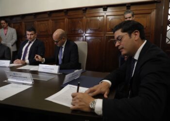 Firman convenio para beneficiar a pequeños emprendedores