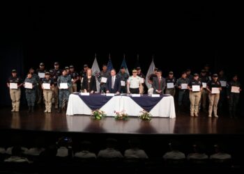 Gradúan a primera promoción de agentes de PNC con formación bilingüe