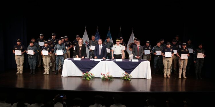 Gradúan a primera promoción de agentes de PNC con formación bilingüe