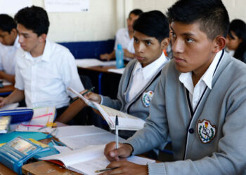 Beca Educación Media hace última acreditación a beneficiarios