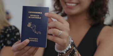 Red consular entrega en Filadelfia primer pasaporte con vigencia de 10 años