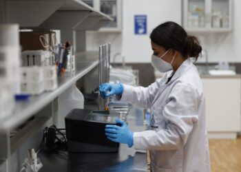 Laboratorio del agua da tratamiento a las fuentes hídricas. /Foto: MARN