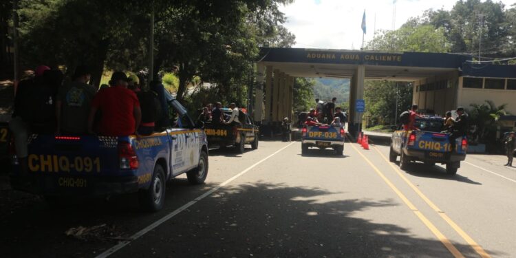 Brindan asistencia a migrantes en frontera de Agua Caliente, Chiquimula