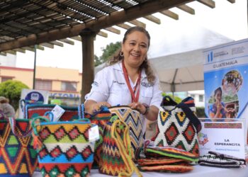 Mujeres participan en ferias para promocionar sus productos. /Foto: Gilber García