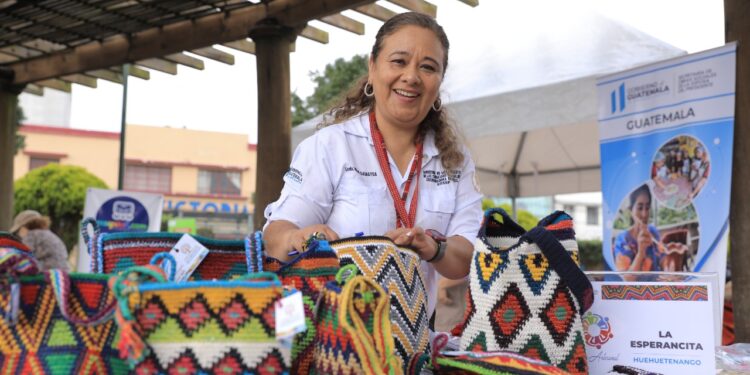 Mujeres participan en ferias para promocionar sus productos. /Foto: Gilber García