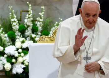 Papa se despide de Baréin y pide a la Iglesia diálogo con otros credos