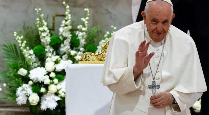 Papa se despide de Baréin y pide a la Iglesia diálogo con otros credos