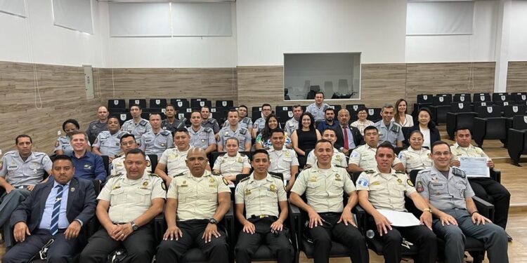 Agentes de PNC reciben curso de especialización de acercamiento y policía comunitaria en Brasil
