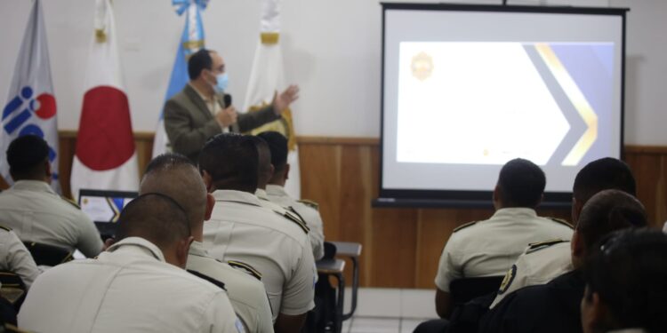 Capacitan a agentes como parte del proyecto Policía Comunitaria fase II