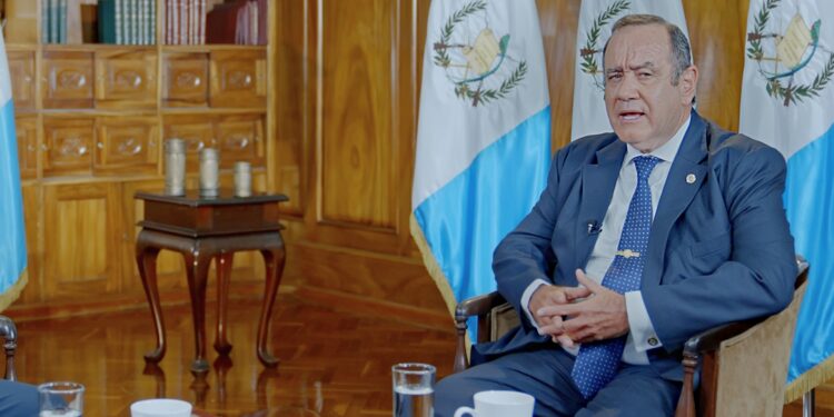 Presidente reafirma compromiso de impulsar programas a favor de los guatemaltecos