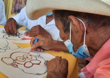 Adultos mayores realizan actividades para mejorar su motricidad. /Foto: SOSEP