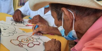 Adultos mayores realizan actividades para mejorar su motricidad. /Foto: SOSEP