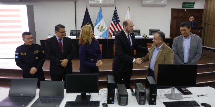 Entregan más de mil equipos de cómputo para fortalecer capacidades técnicas de la PNC