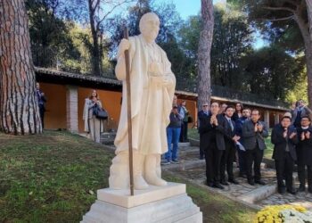 Develan escultura del Santo Hermano Pedro en Italia como regalo al pueblo católico guatemalteco
