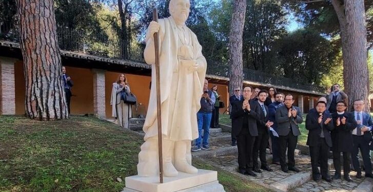 Develan escultura del Santo Hermano Pedro en Italia como regalo al pueblo católico guatemalteco