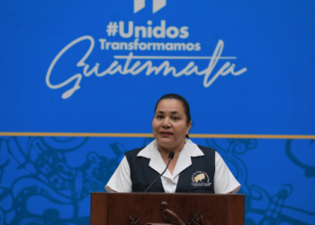 Margarita Quintanilla explica la importancia de vacunarse con DPT. /Foto: Gilber García