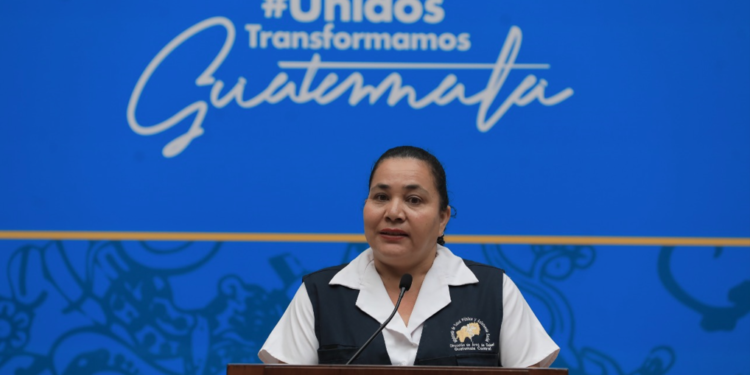 Margarita Quintanilla explica la importancia de vacunarse con DPT. /Foto: Gilber García