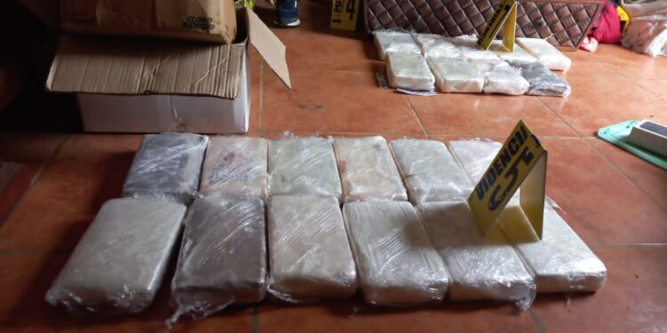 Localizan paquetes de posible droga en operativo antinarcótico