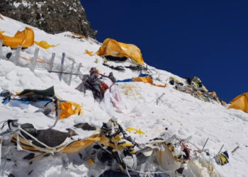 Proyecto internacional movilizará expertos para limpiar el Everest de basura