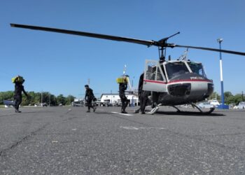 Trasladan vía aérea droga incautada en semisumergible interceptado