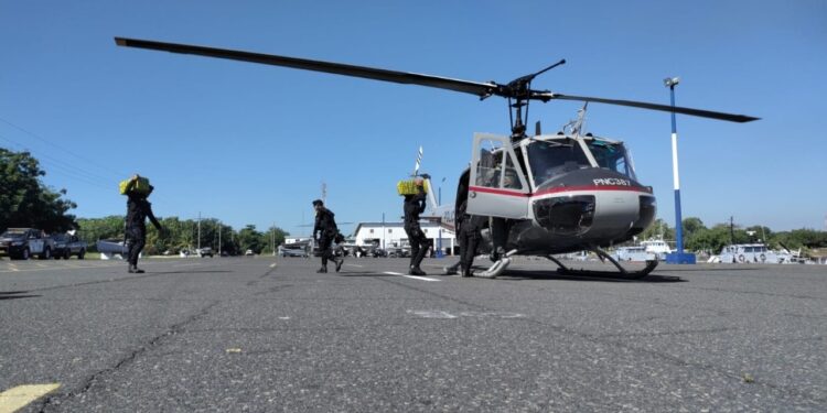 Trasladan vía aérea droga incautada en semisumergible interceptado