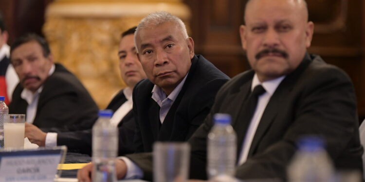 Tercera gira presidencial: Alcaldes de Quetzaltenango priorizan rehabilitación vial y programas sociales