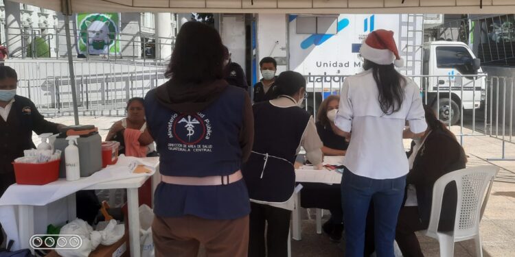 Salud Instala unidad móvil en Festival Navideño