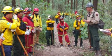 Personal de primera respuesta se prepara para el combate de incendios forestales