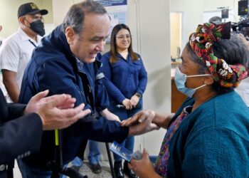 Presidente inaugura centro de enrolamiento e impresión de pasaportes en Quetzaltenango