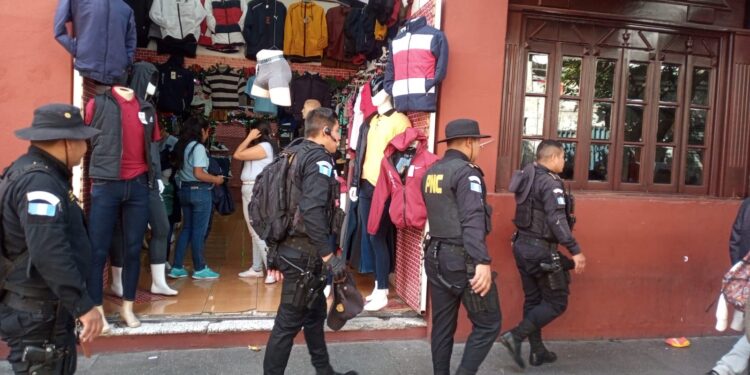 Brindan seguridad durante compras navideñas