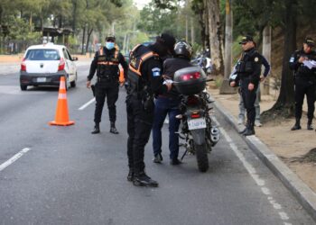 Efectúan operativos en carreteras