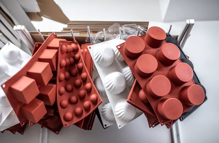 Algunos moldes de silicona, aunque sean aptos para uso alimentario, podrían  no ser seguros