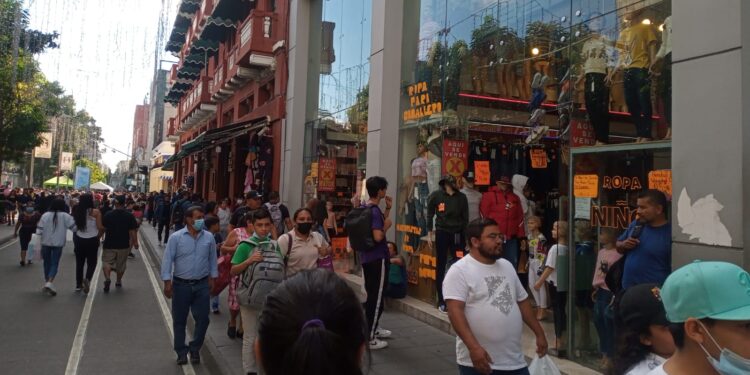 Guatemaltecos aprovechan fin de semana para compras navideñas