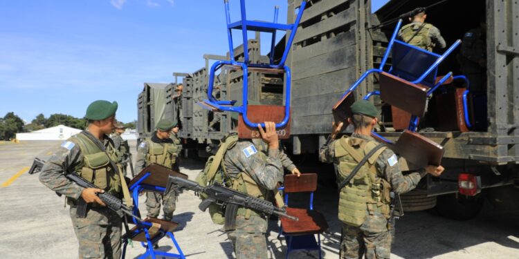 Ejército entrega más de 7 mil pupitres durante 2022