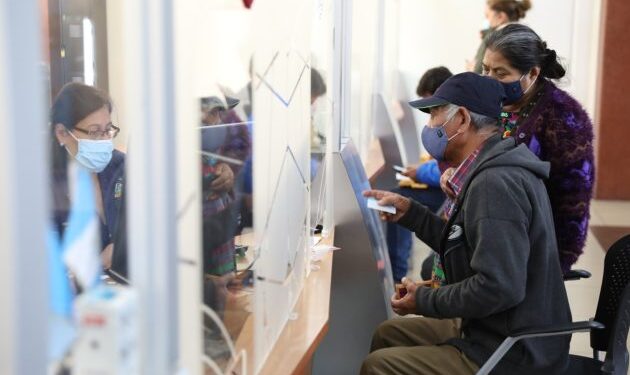 IGSS beneficia a más de 163 mil pensionados con pago de aguinaldo y bono
