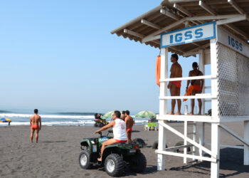 Salvavidas vigilarán playas y balnearios del país. /Foto: IGSS