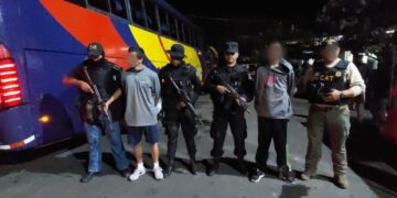 Dos mareros salvadoreños son entregados a la Policia Nacional de El Salvador.