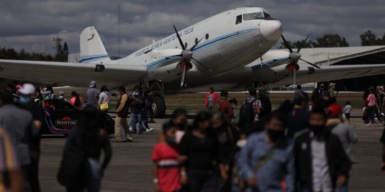 FAG invita a población a espectáculo aéreo