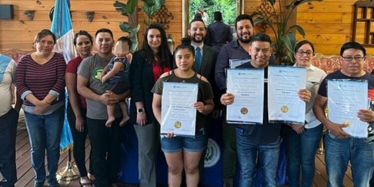 Más de dos mil guatemaltecos en el extranjero beneficiados con certificación de competencias