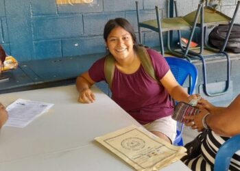 Padres de familia inscriben a sus hijos para el ciclo escolar 2023