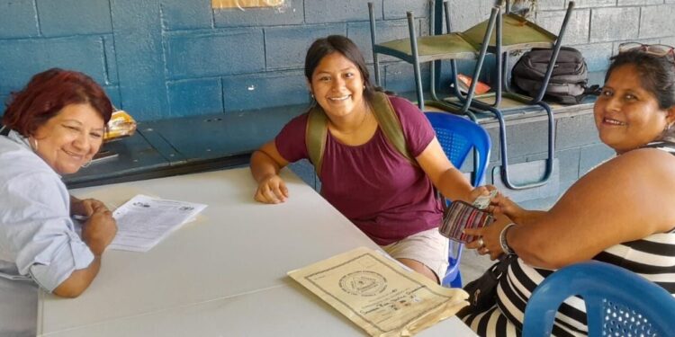 Padres de familia inscriben a sus hijos para el ciclo escolar 2023