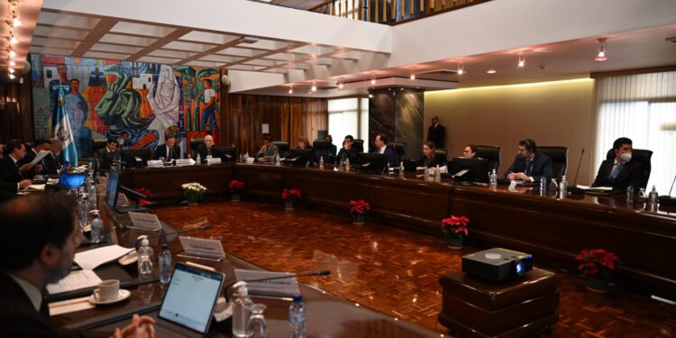 Guatemala expone crecimiento económico ante delegación del FMI